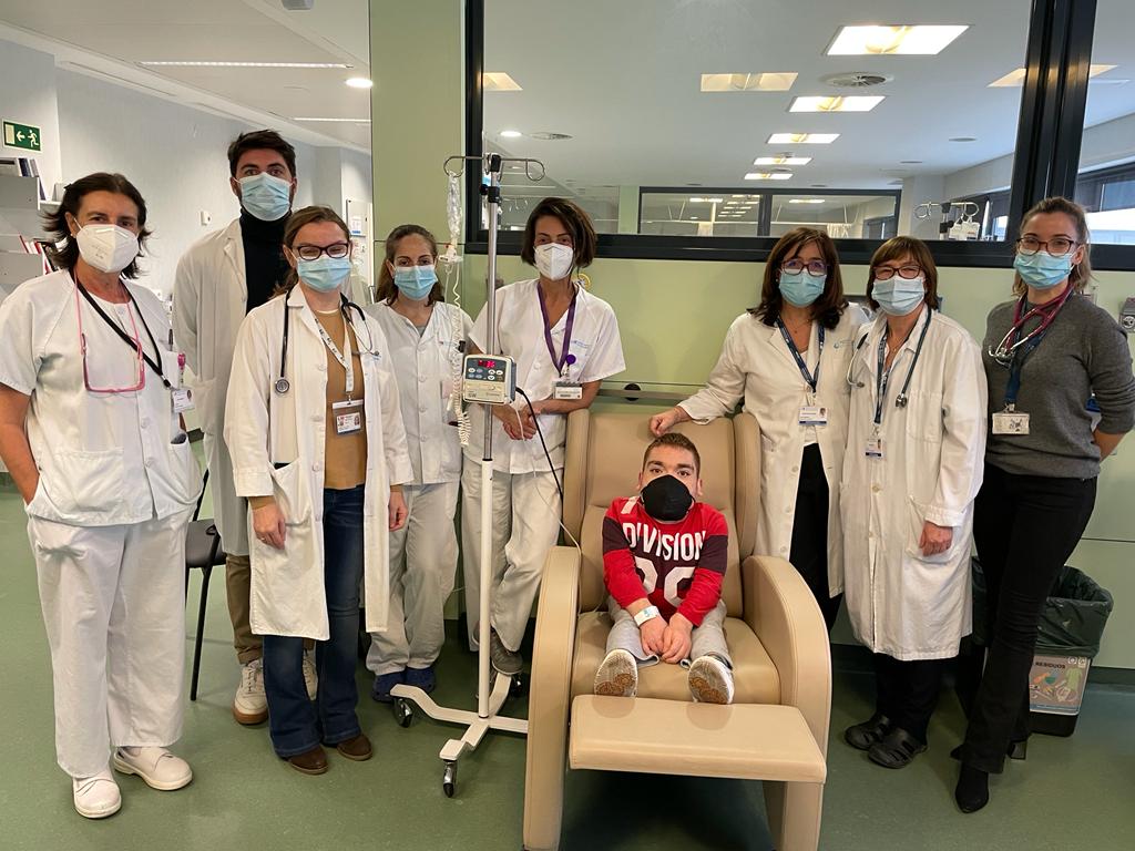 Describen las características clínicas de los pacientes adultos con enfermedad de Morquio en España