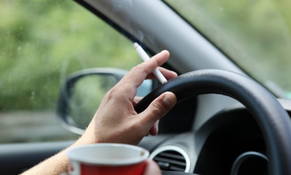 Un estudio demuestra el riesgo para la salud de fumar en el coche Un estudio demuestra el riesgo para la salud de fumar en el coche